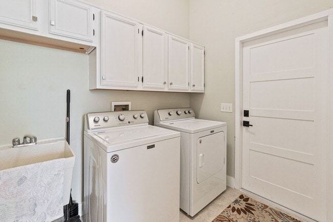 Building Photo - Beautiful 3/3 Pool Home in Gated Community W/ Lake Access