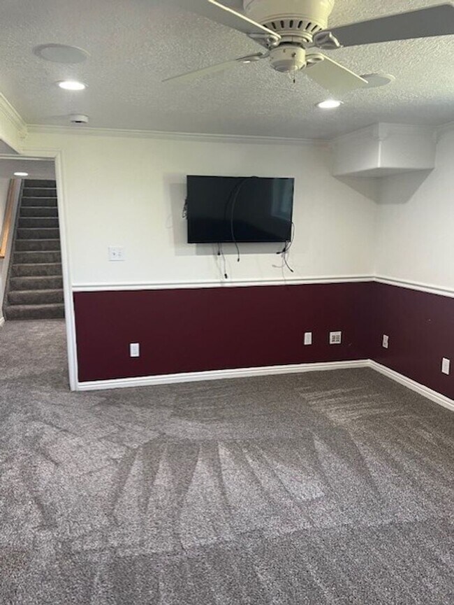 Building Photo - Kaysville 4 Bedroom, 2.5 Baths, big 2 car ...