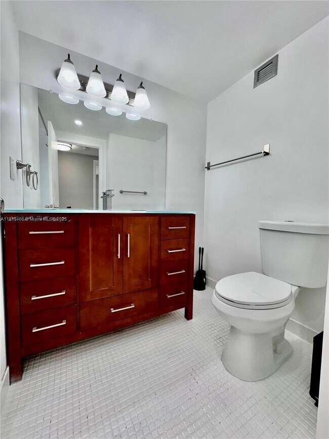 Building Photo - 2500 Parkview Dr