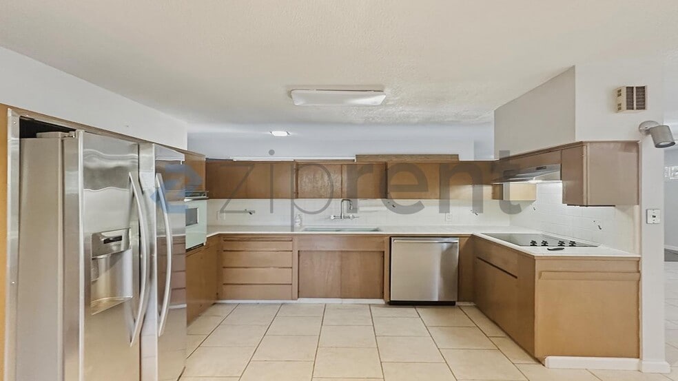 Building Photo - 5544 N Poplar Ave