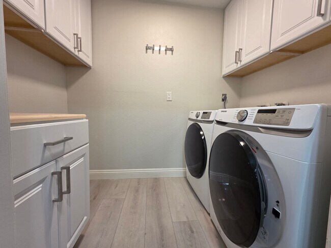 Building Photo - Immaculate Guard-Gated First-Floor Condo!