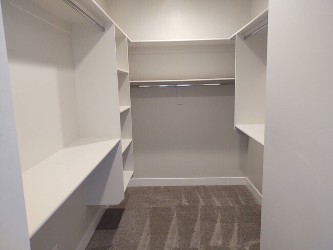 Building Photo - 1 Bedroom + Den 1.5 bath 2 Car Garage VIEWS & VIEWS!