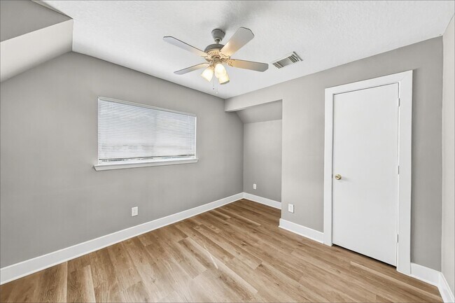 Building Photo - 833 Lightningbug Ln