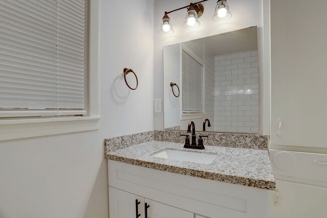 Building Photo - 1009 15th Ave N