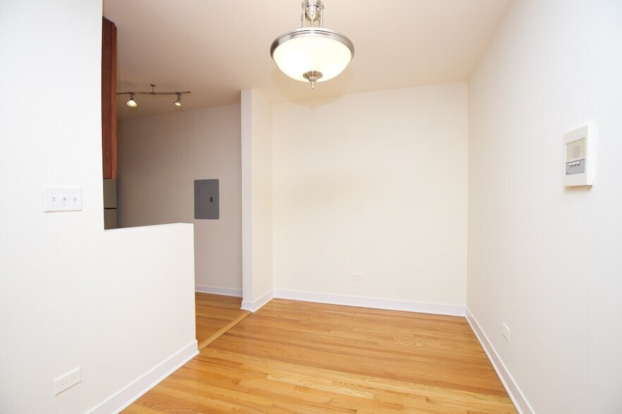 Building Photo - 630 W Wrightwood Ave