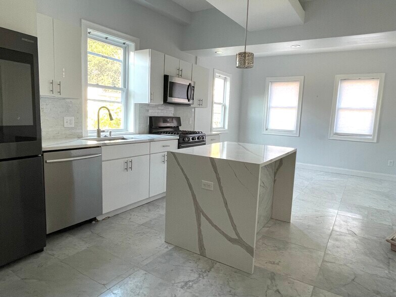 Building Photo - 146 Columbia St