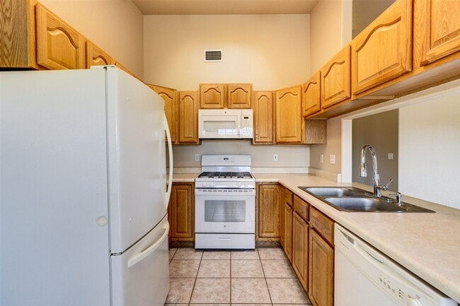 Building Photo - 4150 N Viewpoint Dr