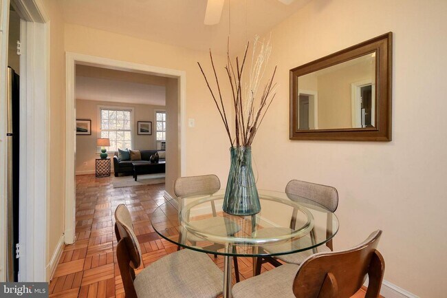 Building Photo - Cleveland Park ** One Bedroom, One Bath