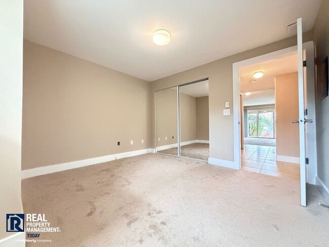Building Photo - Updated 2 Bed Condo Near the Narrows – Water Views, Covered Parking & Prime Tacoma Location!
