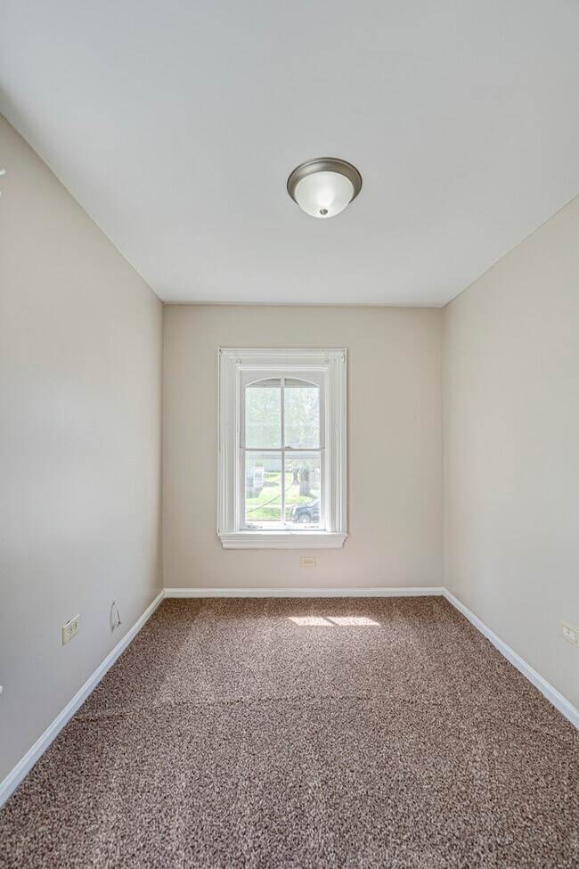 Building Photo - 371 Cedar St