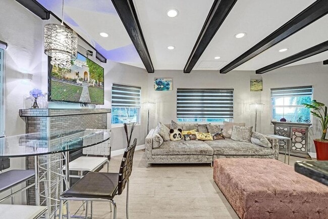 Building Photo - 2000 Jackson St