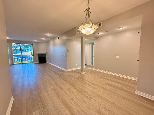 Building Photo - HUGE 2BD/2BA Bankers Hill Condo! ASSIGNED GARAGE PARKING! POOL!