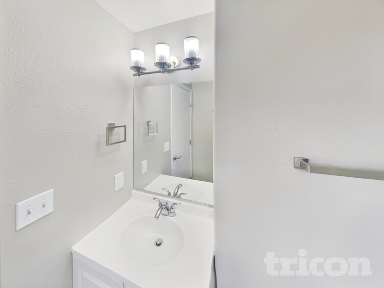 Building Photo - 16209 NE 12th St