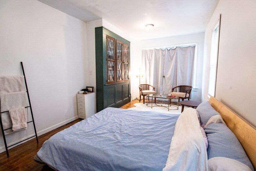 Primary Photo - 4511 Iroquois Ave