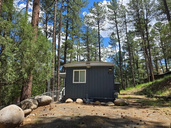 Building Photo - Great Two Bedroom Close To Midtown