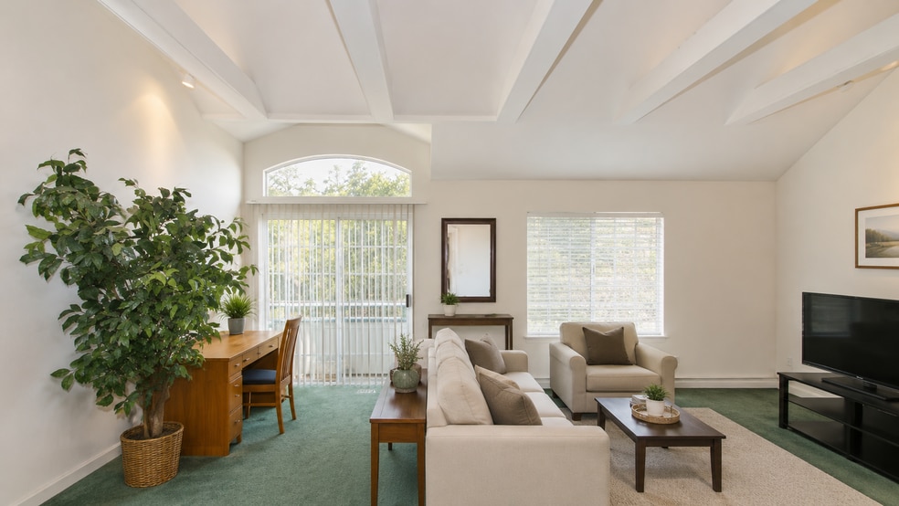 Light, airy great room with arched ceilings - 820 Occidental Way