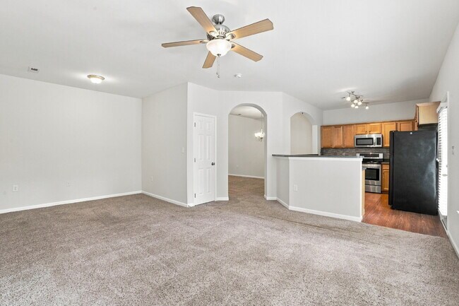 Building Photo - Spacious End Unit Townhome!