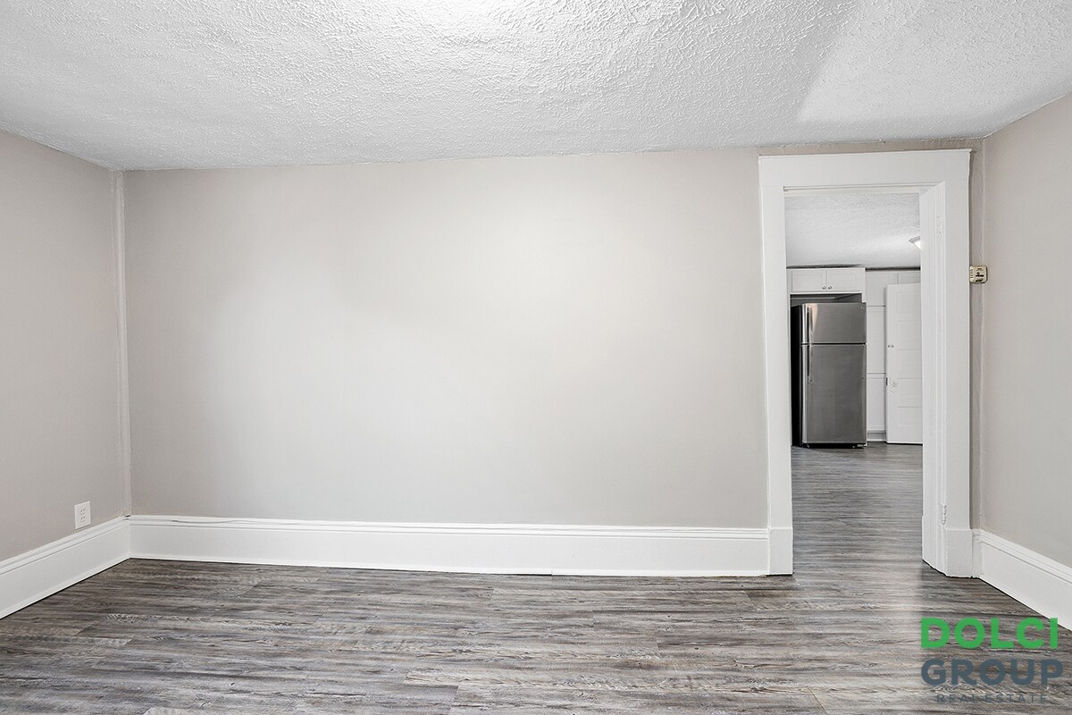 Building Photo - 848 Crescent St NE