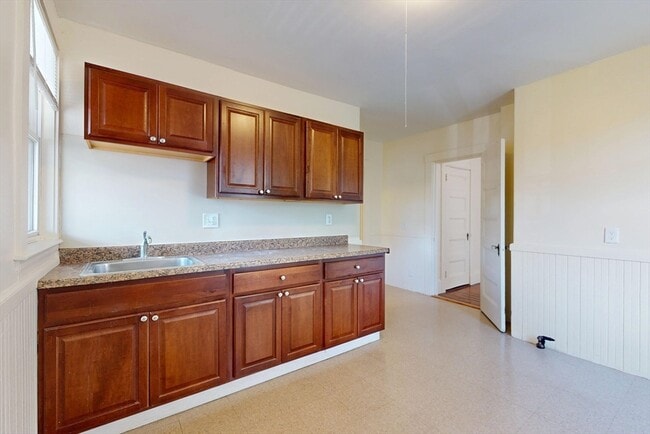 Building Photo - 539 Mt Auburn St