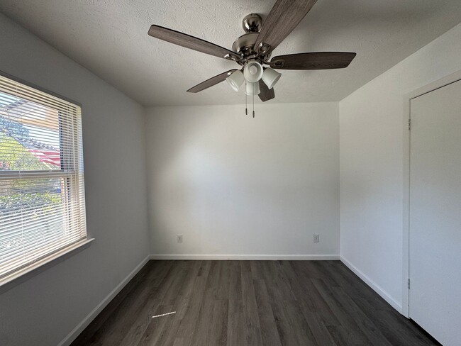 Building Photo - Charming 3 Bed 2 Bath Home with Fenced Yard