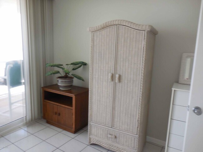 Building Photo - 903 Ocean Dr S