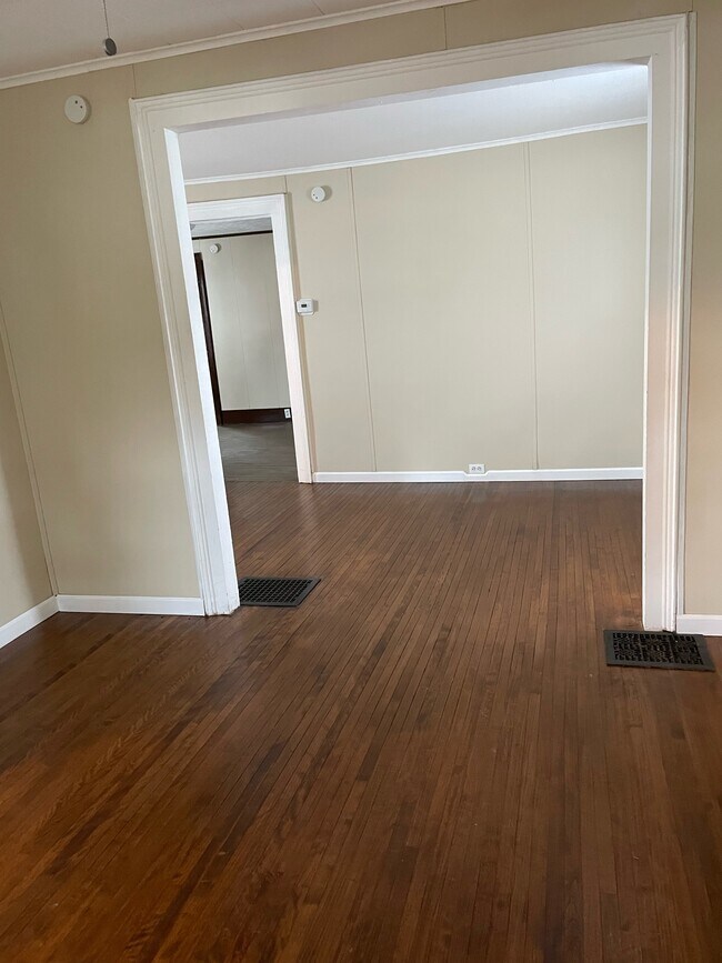 Building Photo - 196 W 6th St