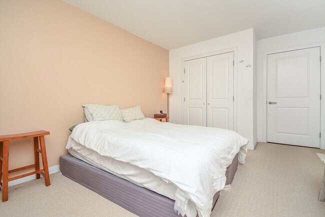 Building Photo - 16 Miner St