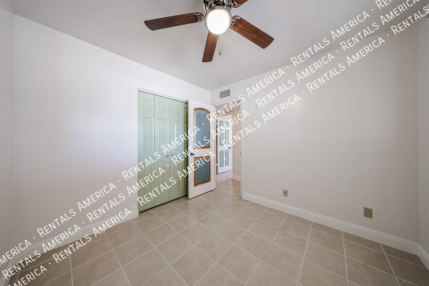 Building Photo - 935 E Wesleyan Dr