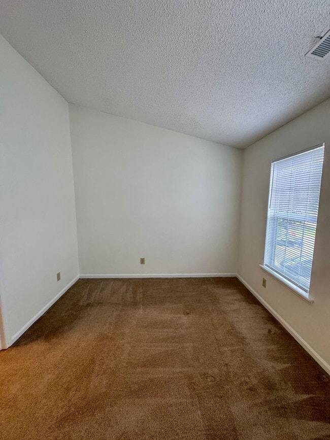 Building Photo - Cozy, 2BR, 2.5BA Townhouse in Raintree