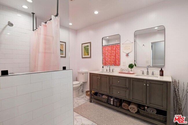 Building Photo - 6700 W 85th Pl