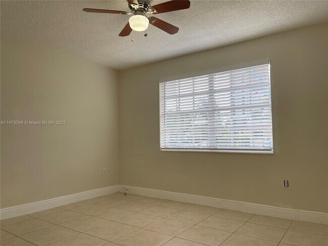 Building Photo - 4313 SW 69th Ave