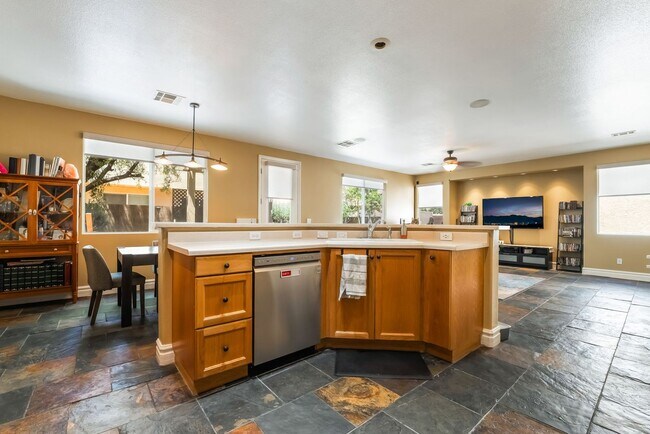 Building Photo - Charming 3 Bedroom Home in the Heart of So...