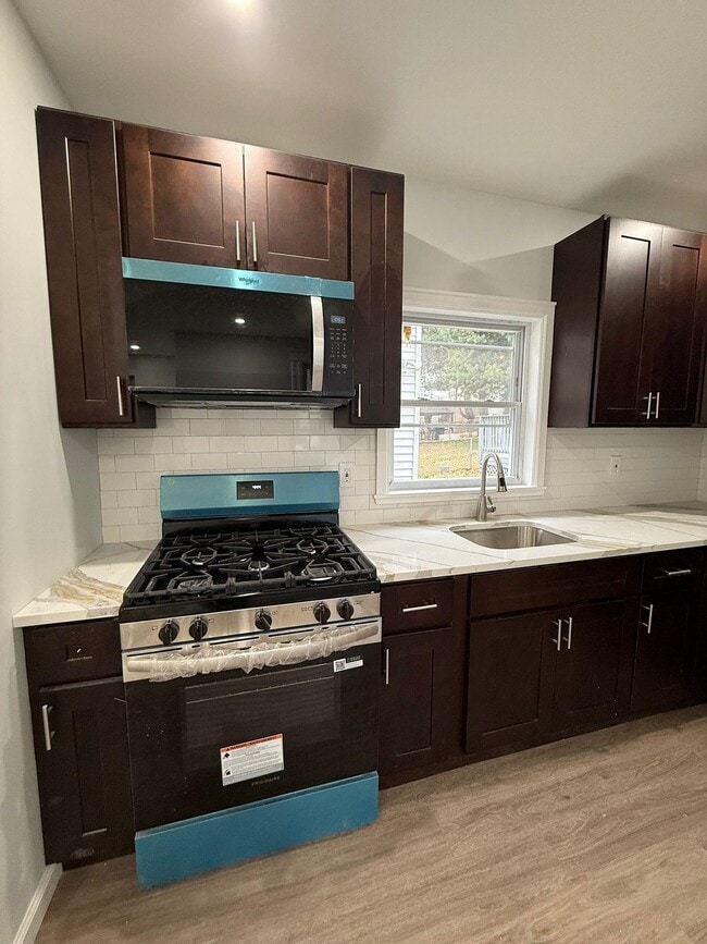 Building Photo - 407 Elm St