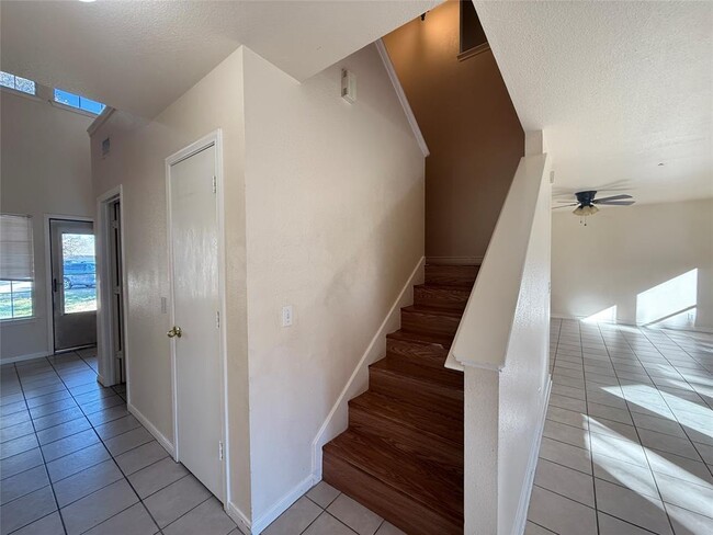 Building Photo - 1713 Primrose Ln