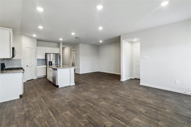 Building Photo - 326 Darwin Pl