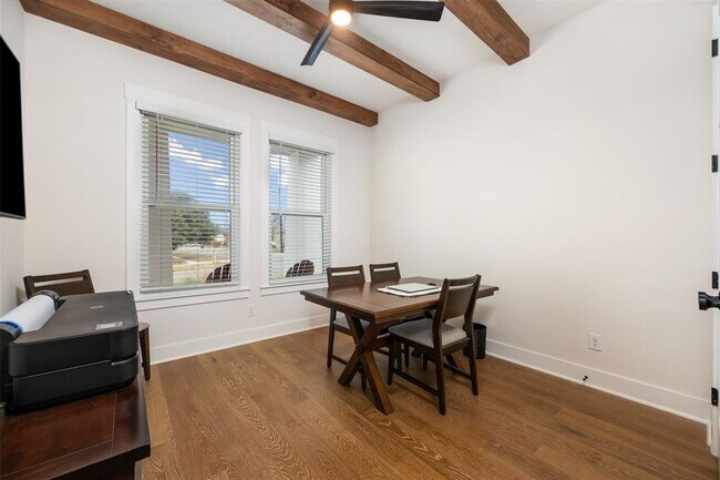 Building Photo - 510 E 7th St