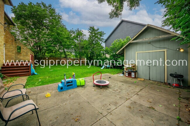 Building Photo - 902 S Oak Cliff Blvd