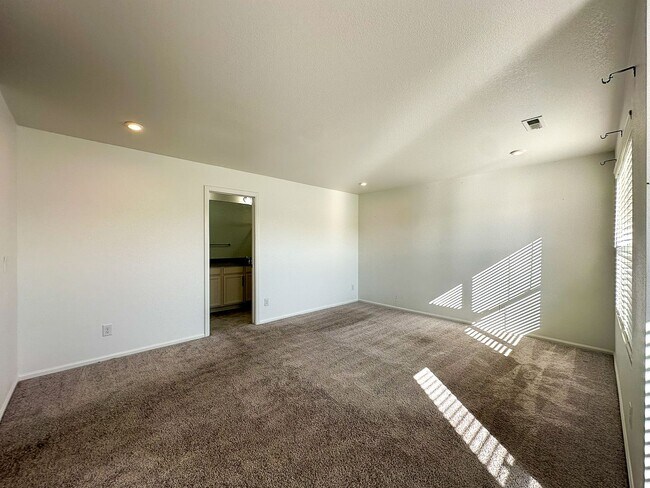 Building Photo - CORNER 3bd 2.5ba paired home in Trails Edge!