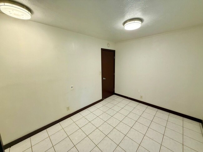 Building Photo - 3 Bedroom / 1 Bathroom Home Available in Wailuku!