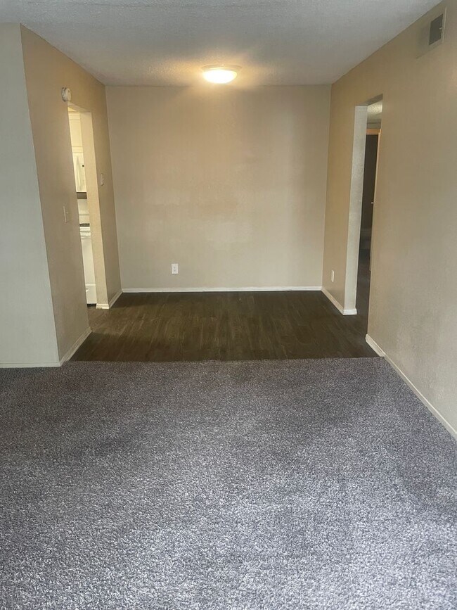 Building Photo - 2421 E 55th Pl