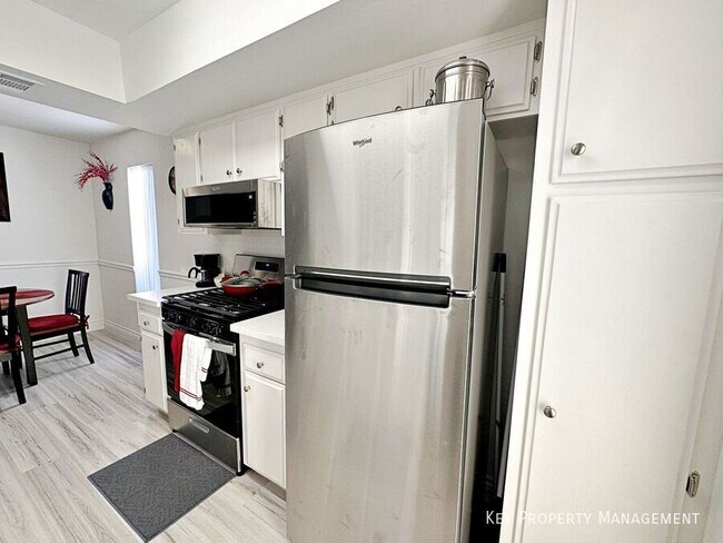 Building Photo - 1405 E Vegas Valley Dr