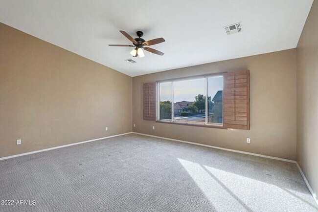 Building Photo - Beautiful 5 bedroom w/pool!