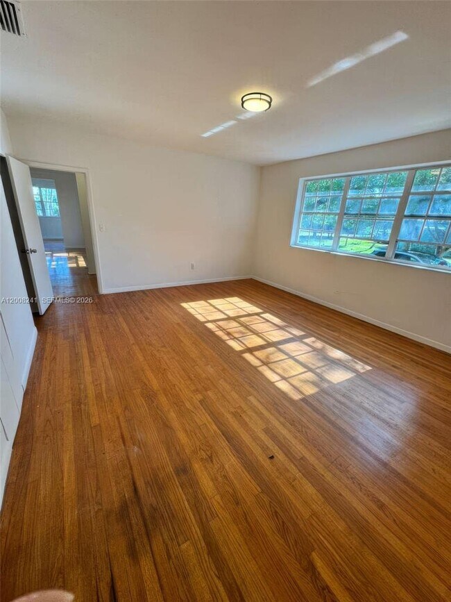 Building Photo - 4582 Royal Palm Ave