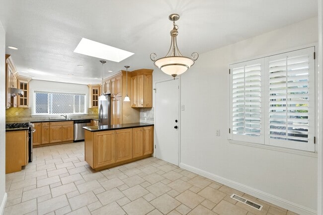 Building Photo - Spacious 2BD/2BA Home with Bonus Huge Room...
