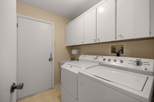 Building Photo - Comfort, Style & Space – 3 Bedroom Home in...