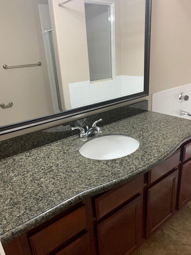 Building Photo - Beautiful 3 bedroom Condo in Summerlin- 2 ...