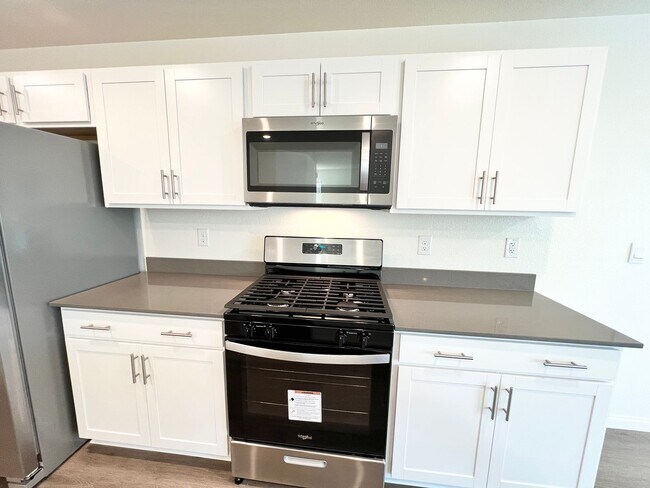 Building Photo - 2625 Dahlia Fls Ave