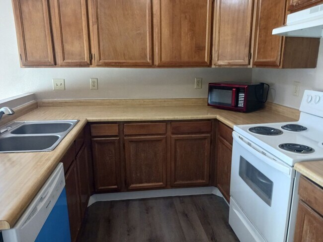 Building Photo - AFFORDABLE & CUTE!