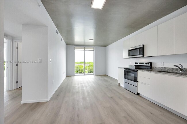 Building Photo - 475 NE 125th St