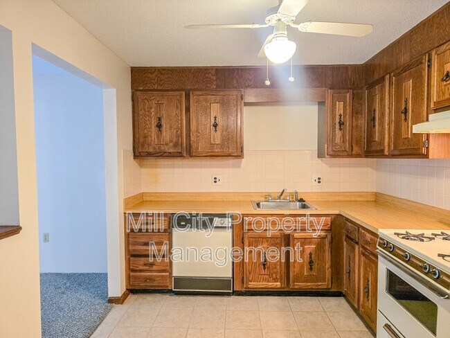 Building Photo - 19 Country Club Dr
